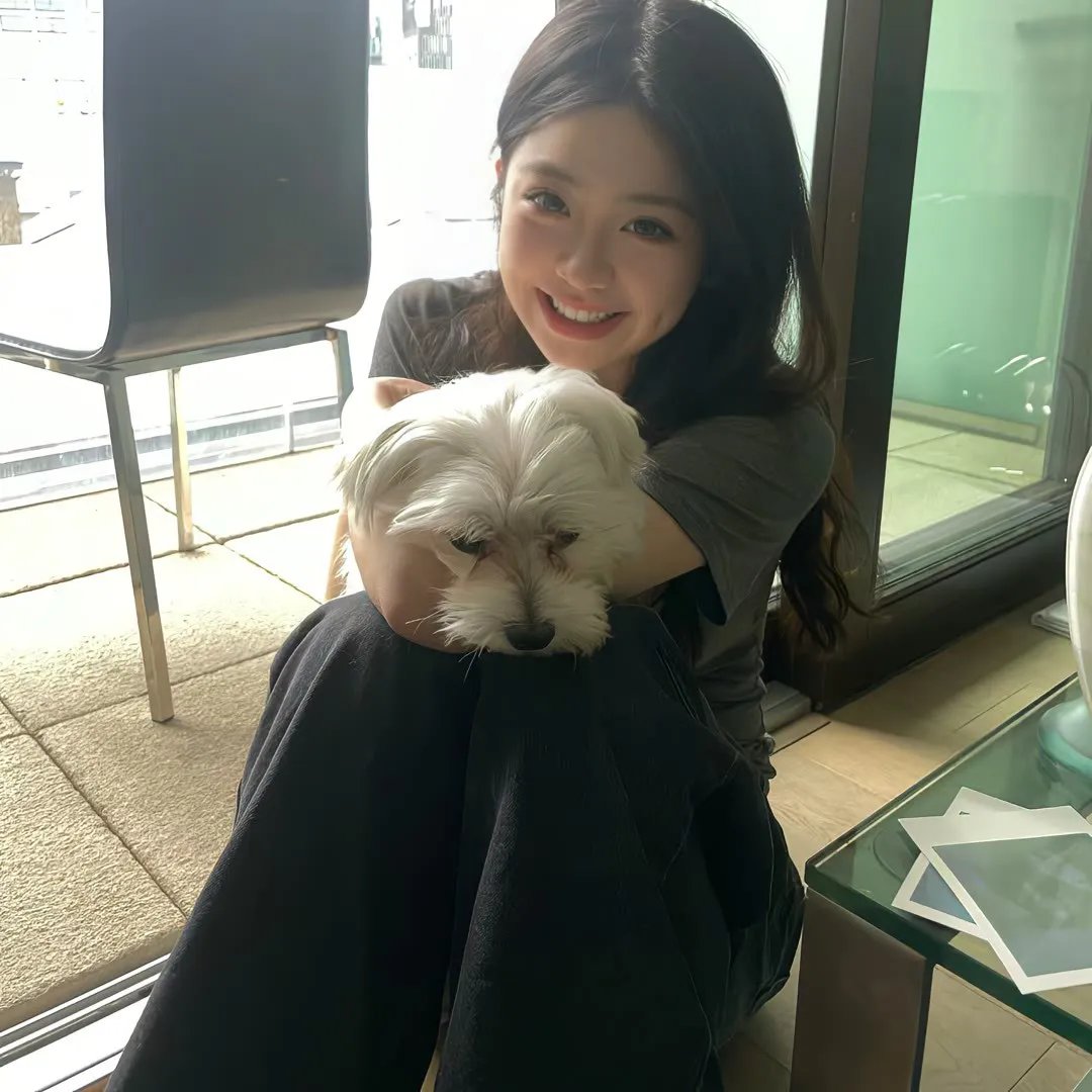 与一位女士合影